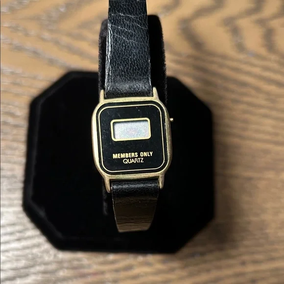 Vintage Members Only Digital Watch – WORKING – 1970s LCD Quartz – Gold Tone - Picture 4 of 14